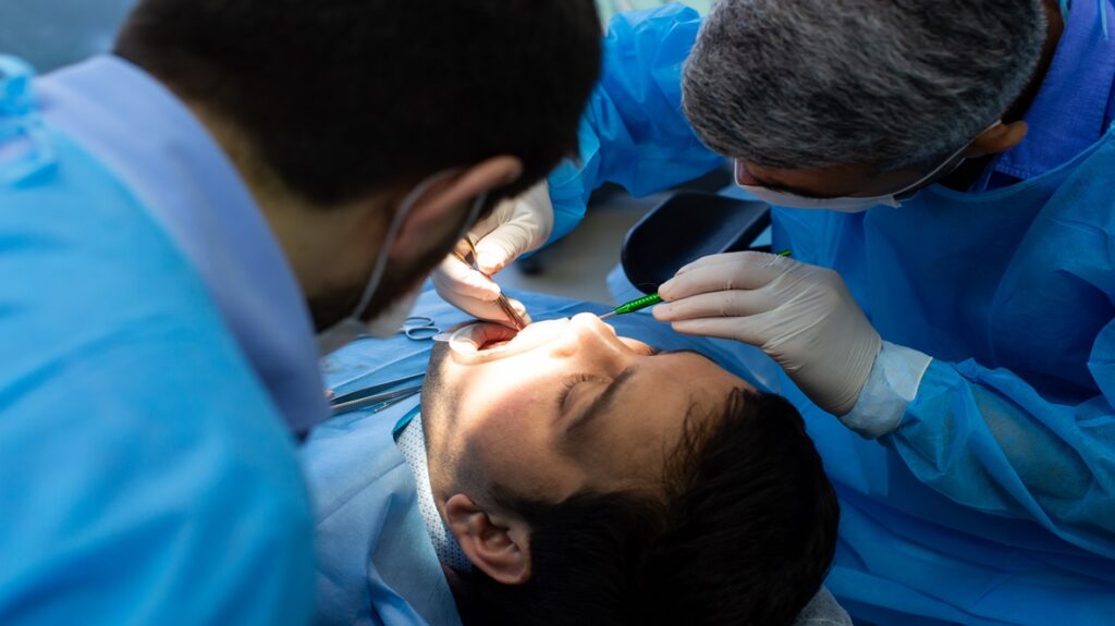 Homem passando por uma cirurgia bucal