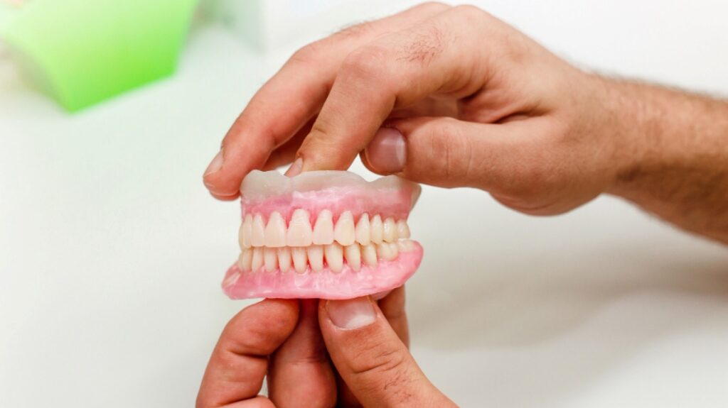 Cuidados Essenciais para a Durabilidade da Sua Prótese Dentária