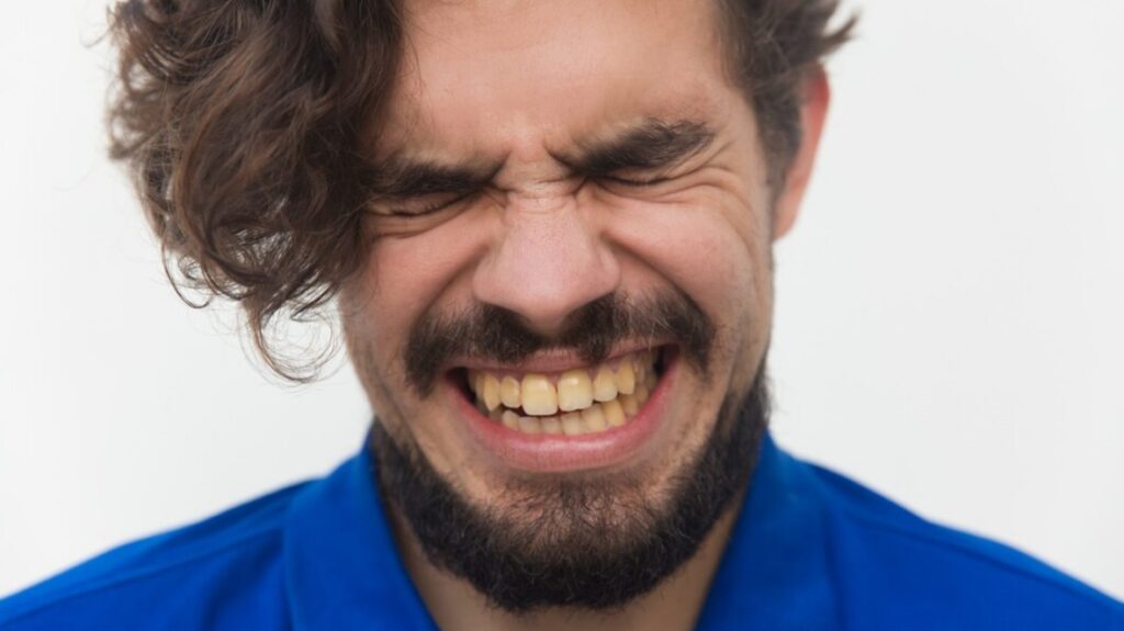Dentes Manchados? Veja um Guia Prático para Recuperar a Brancura do seu Sorriso